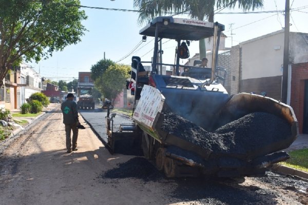 Continúan pavimentando con concreto asfáltico calles del barrio General Madariaga