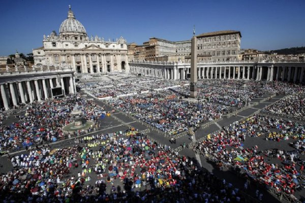 Un auto interrumpió en el Vaticano, hubo disparos y un detenido