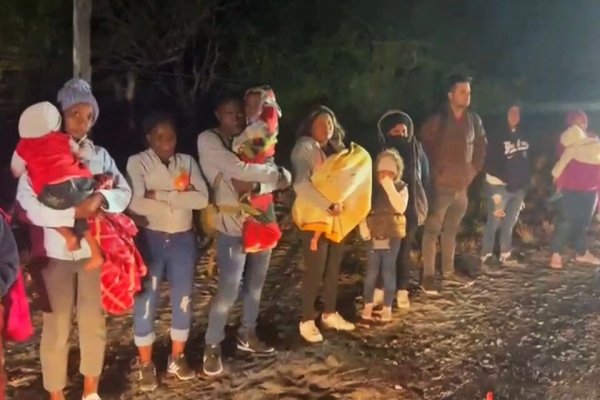 México encontró a 49 migrantes secuestrados en un micro en el norte del país