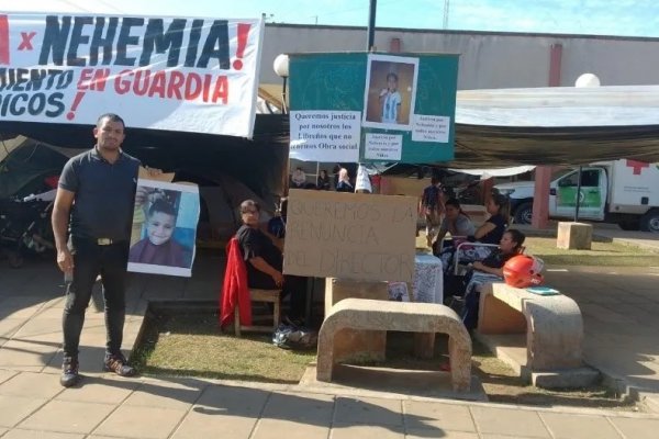 Acampe frente al hospital de Paso de los Libres tras la muerte de dos niños