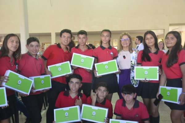Entregaron 343 netbooks a estudiantes de San Luis del Palmar