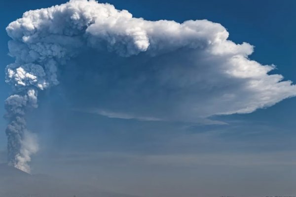 El volcán Etna entró en erupción en Italia: cerró el aeropuerto y se suspendieron vuelos