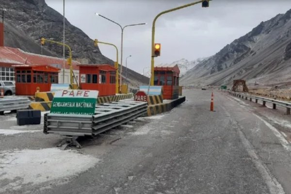 Cierran paso Cristo Redentor por nevadas: hay cientos de chilenos varados