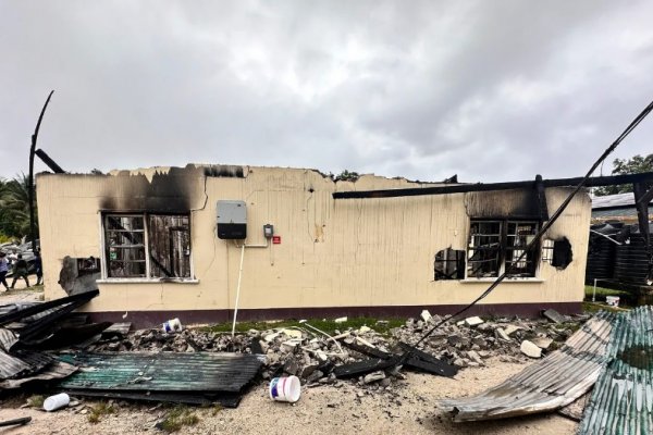 Se incendió la residencia de una escuela en Guyana y 19 alumnos murieron mientras dormían