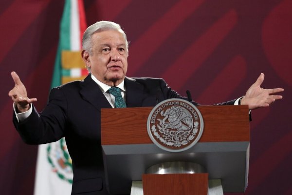 El Congreso de Perú pide declarar a López Obrador persona 