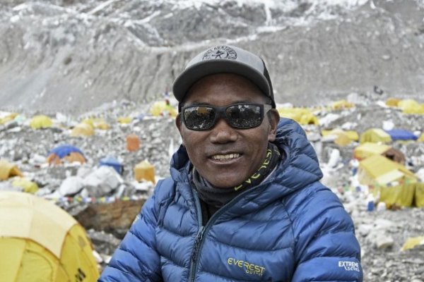 Un montañista nepalí escaló el Everest 28 veces y batió el récord mundial