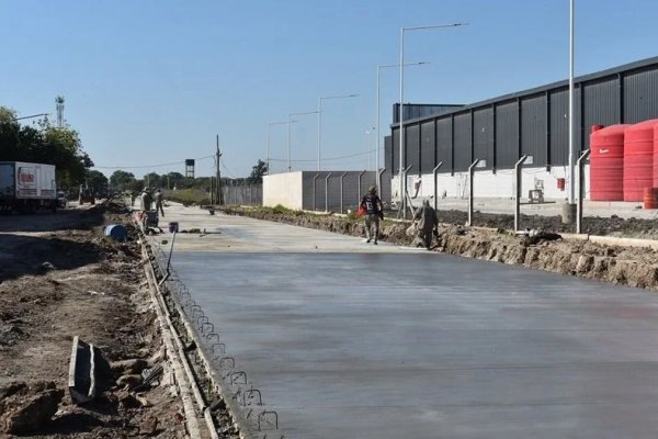 Avanza la pavimentación de una calle para convertirla en avenida