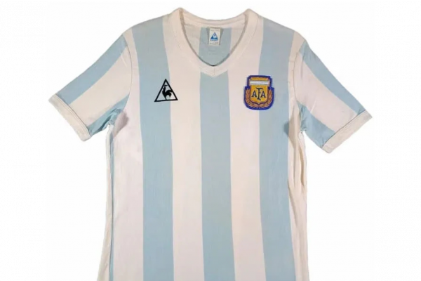 Maradona: subastan la primera camiseta de la Selección Argentina que utilizó en un Mundial