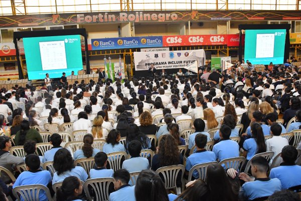 Valdés entregó más de 1.100 notebooks a colegios de Capital