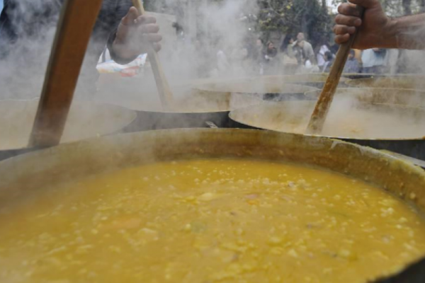 Venta del tradicional locro en varios lugares de la capital correntina