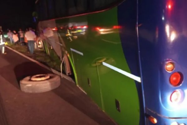 Corrientes: un colectivo perdió una rueda que impactó contra una camioneta