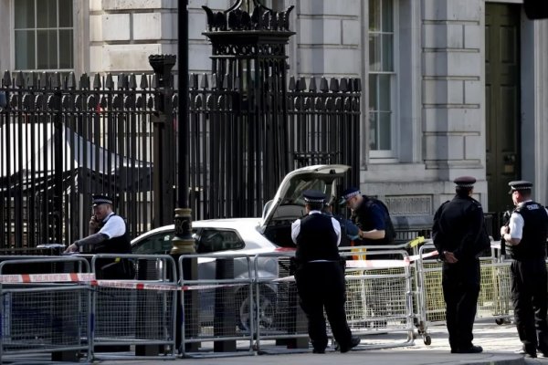Reino Unido: detuvieron a un hombre que chocó contra las rejas de la residencia del premier
