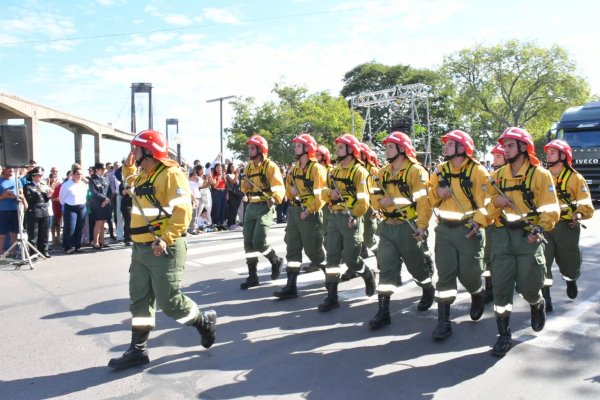 En el desfile por la Revolución de Mayo, Valdés reconoció a los bomberos voluntarios