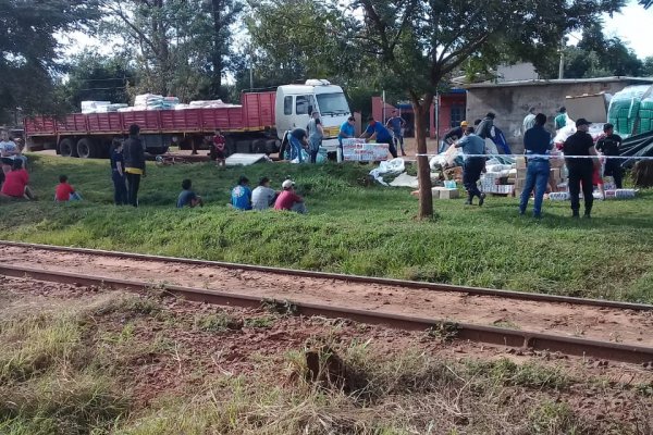 Virasoro: volcó camión con mercaderías del Gobierno provincial