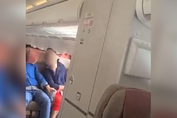 Pasajero abre puerta en pleno vuelo de Asiana Airlines: hay 12 heridos