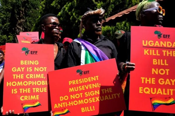 Uganda aprobó una ley que castiga hasta con la pena de muerte las relaciones entre personas del mismo sexo