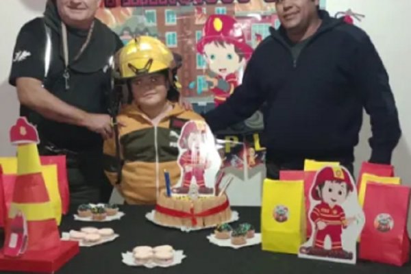 Nene correntino fan de los bomberos voluntarios cumplió años y recibió una sorpresa especial