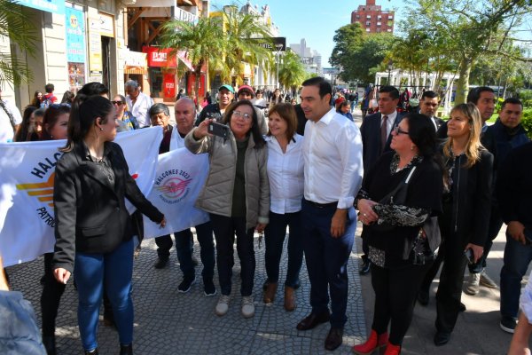 Valdés y Bullrich caminaron la Peatonal Junín y recibieron apoyo ciudadano