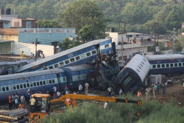 Al menos 50 muertos en un trágico accidente de tren en India