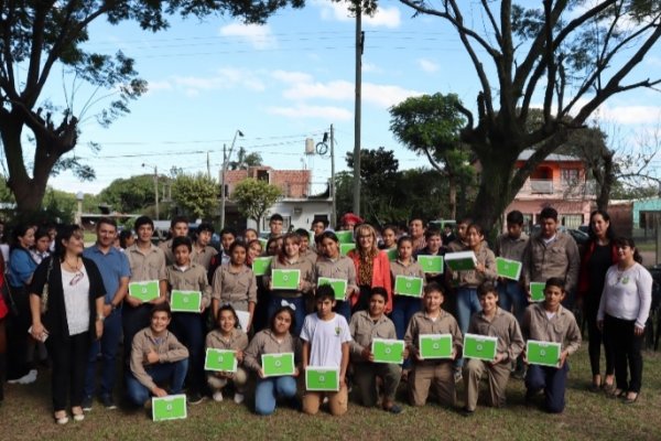 Entregaron netbooks a estudiantes del interior de Corrientes