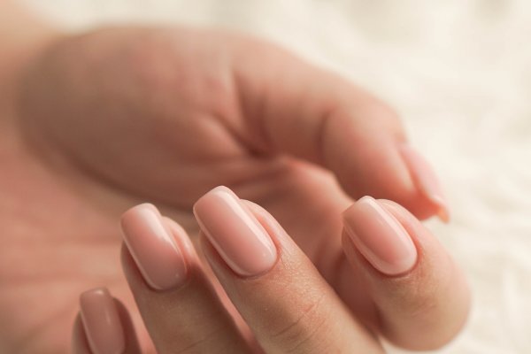 Qué es y cómo se hace el 'nail dipping', la manicura semipermanente que promete convertirse en furor