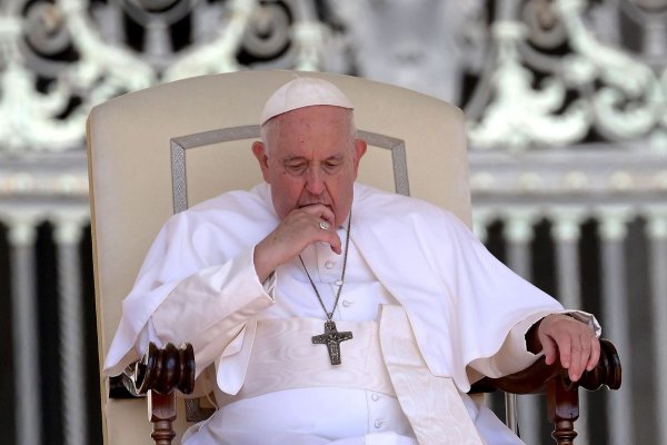 Internaron al Papa Francisco por una obstrucción intestinal