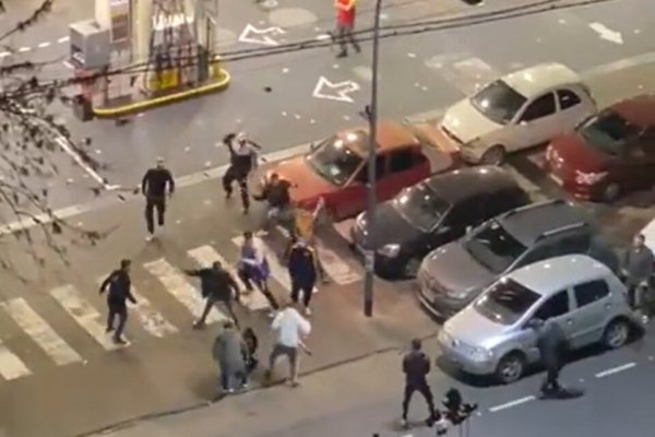 Corridas y batalla campal entre hinchas de Boca y Colo Colo tras el partido por Copa Libertadores