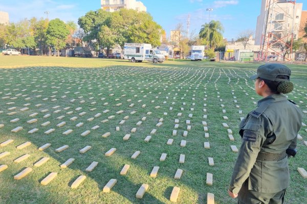 Secuestran más de 2.300 kilos de marihuana y detienen al conductor de un camión en el puente Chaco-Corrientes