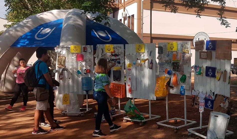 Durante esta semana, en la entrada al Campus Resistencia de la UNNE est&aacute; instalada la &ldquo;Carpa Verde. Sin contaminaci&oacute;n por pl&aacute;stico&rdquo;, para informar sobre esta problem&aacute;tica a nivel mundial.