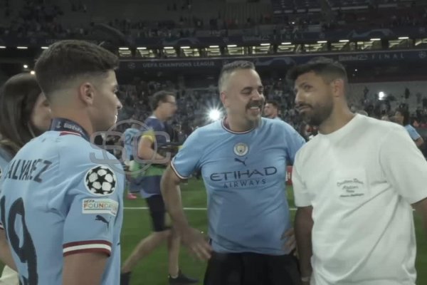 “Yo le enseñé”: El desopilante encuentro entre Julián Álvarez y Kun Agüero en los festejos del Manchester City