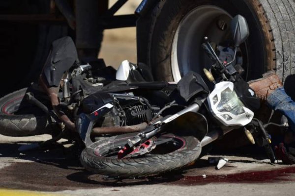 Mburucuyá: Motociclista pierde la vida tras chocar contra un camión