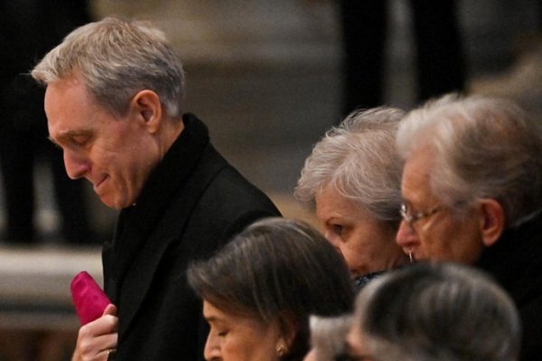 Francisco echó del Vaticano al exsecretario conservador de Benedicto XVI