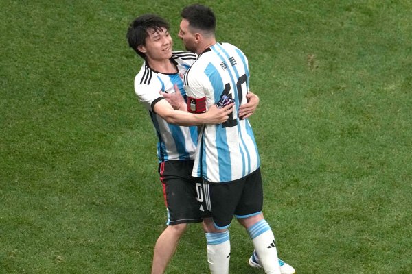 Lo que no se vio del furor por Messi en China: el árbitro que pidió un autógrafo y la alocada invasión de cancha de un fan