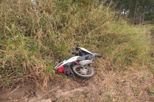 Ladrón abandonó una moto traes caer a una zanja