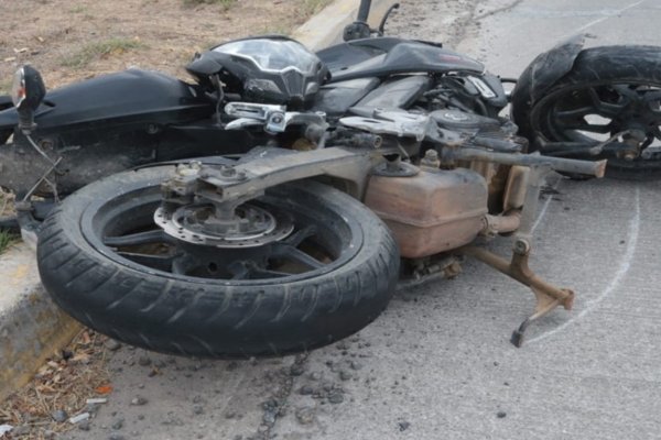 Corrientes: En Paso de la Patria dos jóvenes en moto se llevaron puesto una gruta