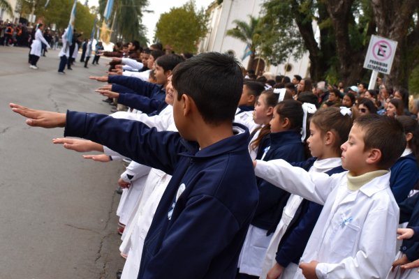 En Curuzú: 800 niños prometieron lealtad a la Bandera Nacional en su día