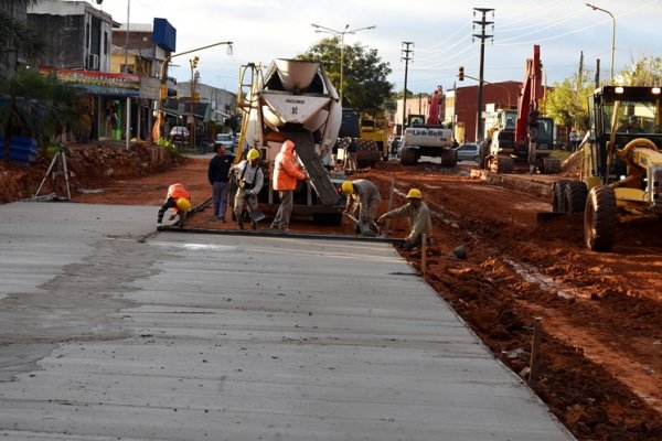 Se comenzó a pavimentar la avenida Frondizi tras reconstruir el ducto de desagüe maestro colapsado