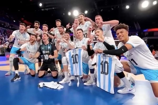 Argentina le ganó a Francia en la Nations League de vóleibol y los jugadores celebraron  mostrando camisetas de Lionel Messi