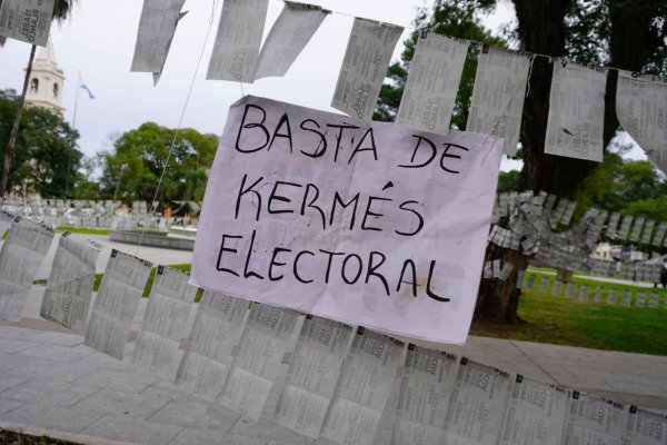 Tapan con boletas la plaza 25 de Mayo en reclamo de un sistema electoral más transparente
