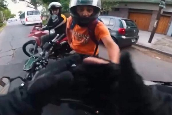 Motochorros gatillaron a joven en un asalto