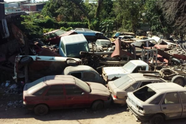 La justicia ordena a un mecánico retirar un cementerio de automóviles