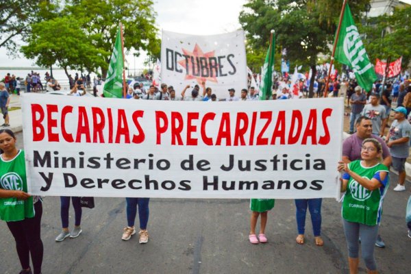 Nueva protesta de precarizados frente a la Gobernación