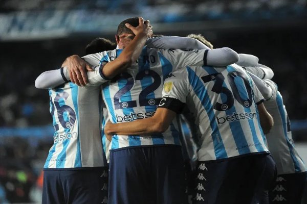 Racing  goleó a Ñublense y clasificó primero en su grupo