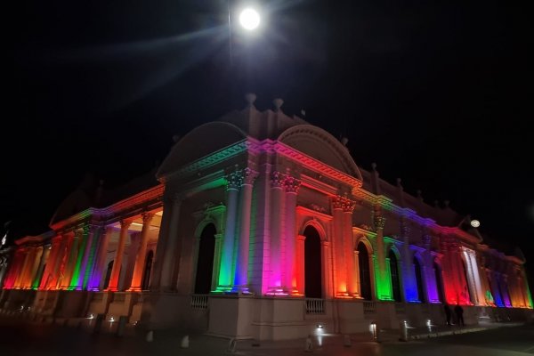 La Casa de Gobierno se iluminó por el Día del Orgullo