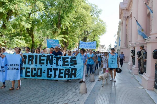 Docentes marchan y denuncian descuentos indebidos en salarios y aguinaldo