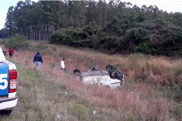 Autovía 14: Una correntina terminó con su auto en la banquina y las cuatro ruedas hacia arriba