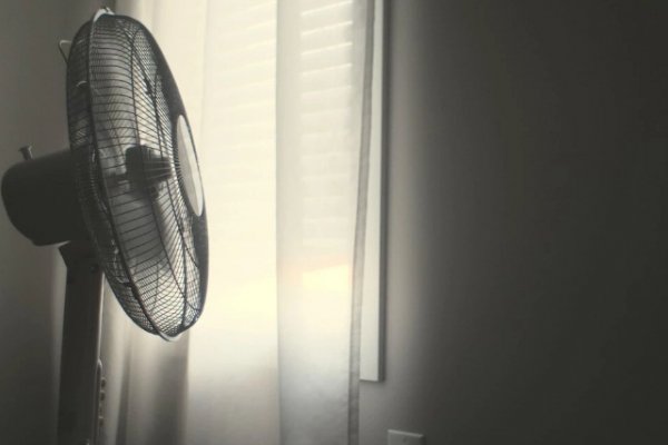 Los cuatro peligros ocultos para la salud al dormir con el ventilador encendido y cómo evitarlos de forma sencilla