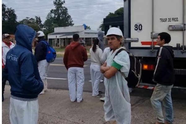 Trabajadores del frigorífico Muralla China cortan Ruta 12