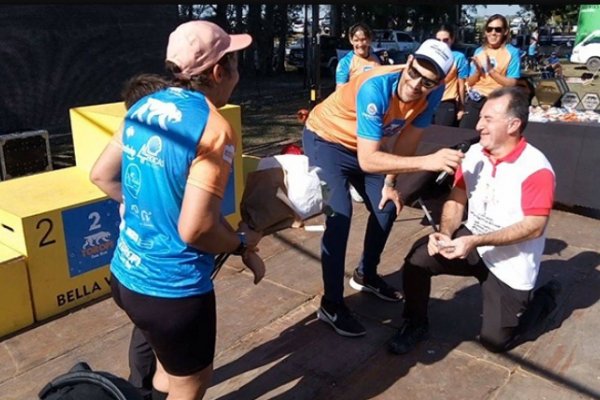 Correntinos se casaron durante una carrera