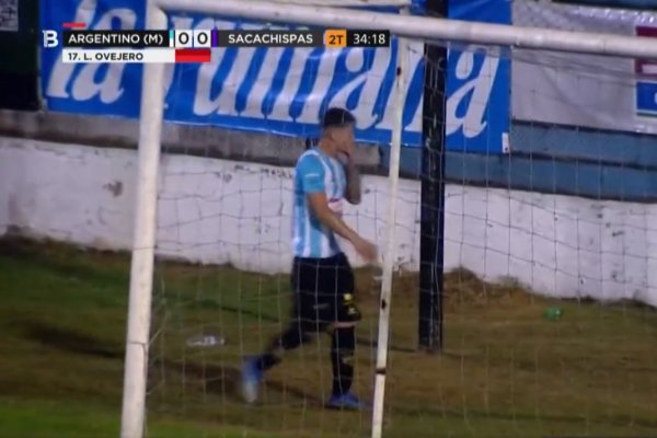 Insólito: expulsan a un jugador de Argentino de Merlo por orinar en pleno partido